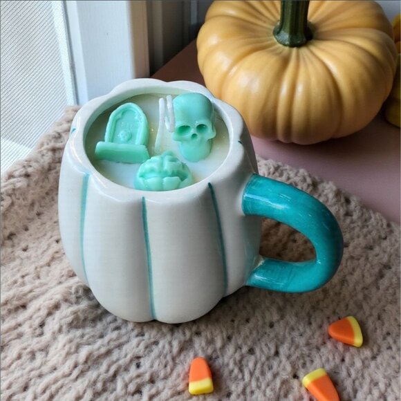 Handmade ✦ Pumpkin Mug Candle ✦ Vanilla Oatmeal Raisin Soy Wax Halloween Decor - Picture 5 of 9
